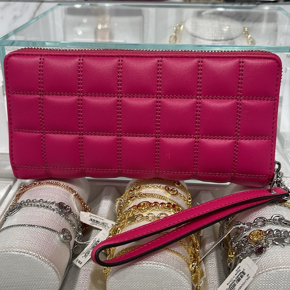 MICHAEL KORS
Continental Wristlet Phone Case Wallet
Dragonfruit
NWT - Picture 5 of 16